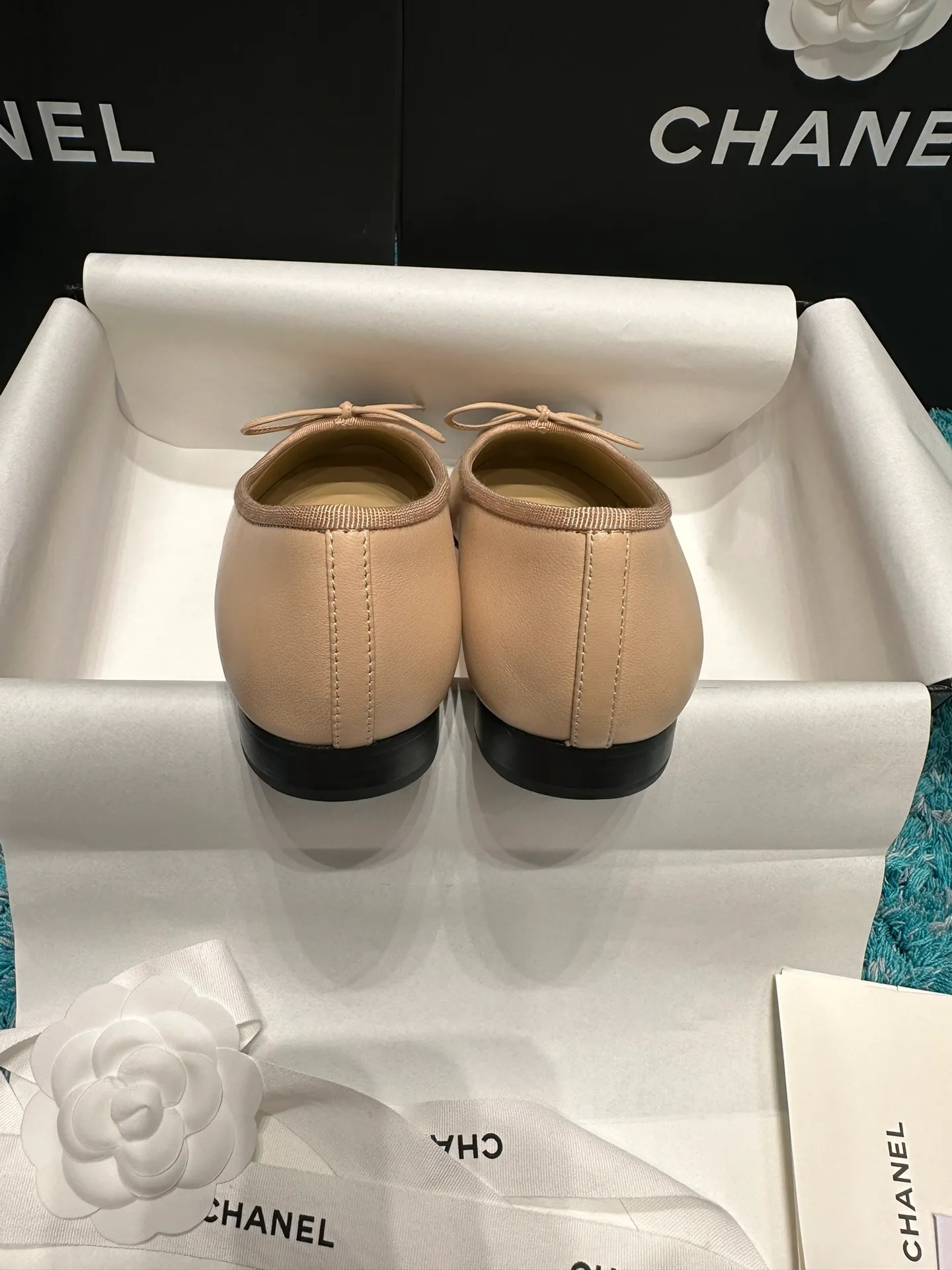 👟👟Ex-factory price 440👟👟 Chanel shoes that are always being upgraded~ 2021ss top version HK overseas purchasing original cut 1:1 Chanel Chanel classic bow round toe ballet shoes There are not many good quality, truly no pressure to go in and out of the counter. Regardless of the last shape, leather material selection, and manufacturing process, they are all genuine craftsmanship and very sophisticated. ◾️Fabric: Mixed sheepskin imported from Italy ◾️Lining: Imported sheepskin (sweat-absorbent and soft) ◾️Sole: Italian special A-grade genuine leather sole (not ordinary thin sole in the market) ◾️Size: 35-39 [34 40 41 42 43 customization is not returnable]